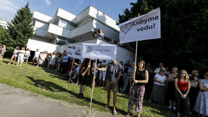 Stovky vedcov v Bratislave a v Košiciach protestovali v lete proti konaniu rezortu školstva | Foto: TASR
