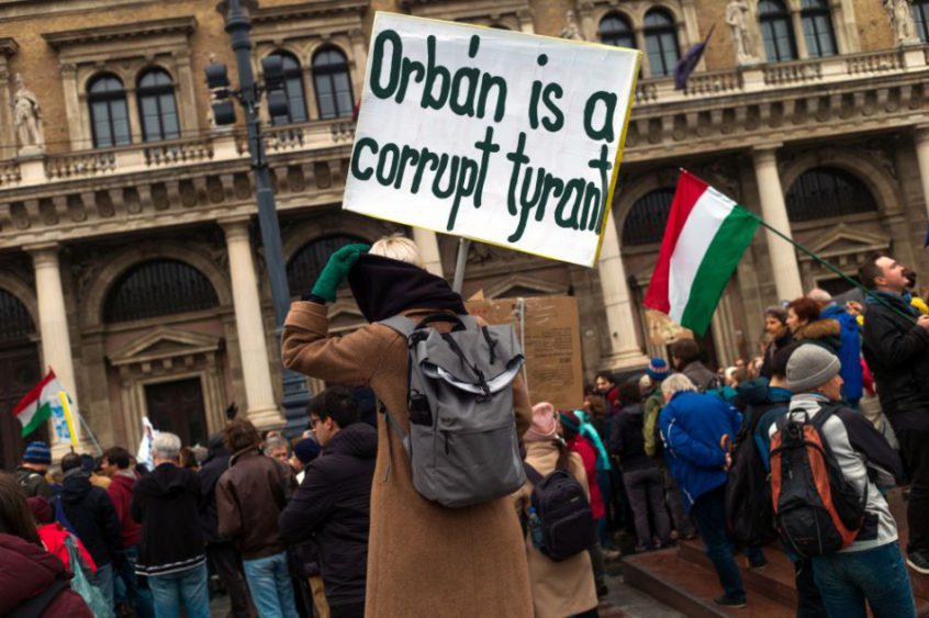 Stovky najmä mladých ľudí protestovali v sobotu 24. novembra 2018 v Budapešti proti zámeru znemožniť činnosť Stredoeurópskej univerzity (CEU) v Maďarsku a proti snahám Orbánovej vlády obmedzovať slobodu vedy a vzdelávania | Foto: TASR – Ladislav Vallach