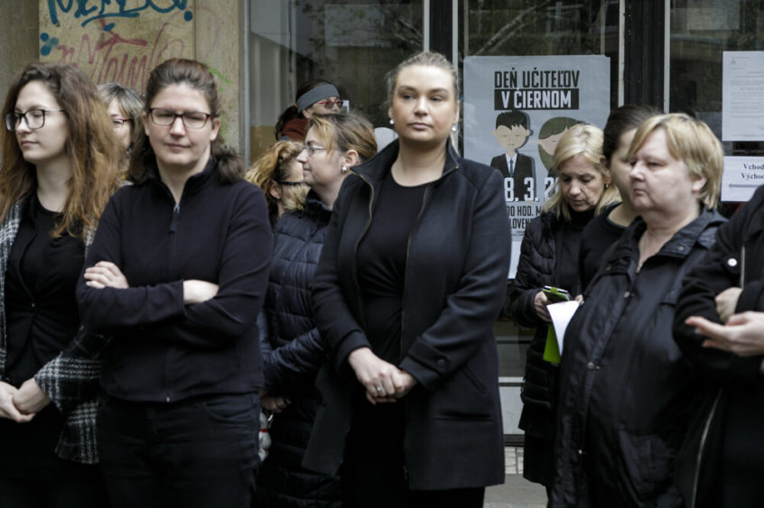 Učitelia prišli do práce v čiernom a vyzvali Lubyovú na odchod | Foto – TASR