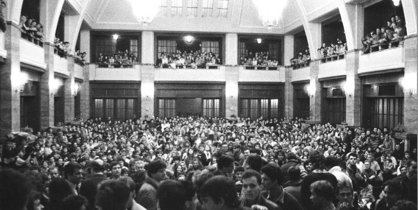 Aula Univerzity Komenského bola v novembri 1989 dejiskom študentského štrajku, dnes vstupujú univerzity do štrajkovej pohotovosti opätovne | Foto – Petra Bombíková-Maudgil via uniba.sk